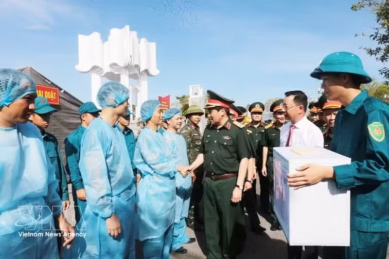 El teniente general Nguyen Duc Hung visita y anima a las fuerzas que llevan a cabo la tarea de excavar y recoger muestras de los restos de los mártires en el cementerio de los mártires de Mong Cai. (Foto: VNA)