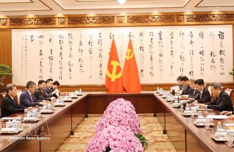 En la reunión entre Le Minh Tri, miembro del Buró Político, secretario del Comité Central del PCV, y jefe de su Comisión de Asuntos Internos y Chen Wenqing, miembro del Buró Político y titular de la Comisión de Asuntos Políticos y Jurídicos del Comité Central del PCCh. (Foto: VNA)