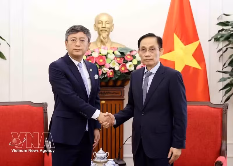 El ministro de Relaciones Exteriores de Vietnam, Le Hoai Trung, y el embajador de la India en Hanói, Tshering Sherpa. (Foto: VNA)