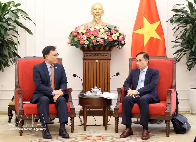 El ministro de Relaciones Exteriores de Vietnam, Le Hoai Trung, recibe al embajador de Corea del Sur en Hanói, Choi Young Sam. (Foto: VNA)