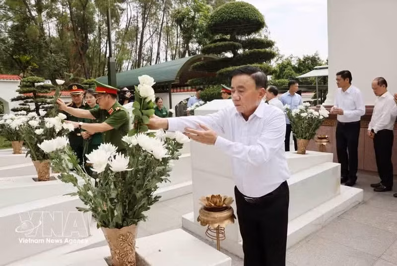 El miembro del Buró Político y permanente del Secretariado del PCV, Tran Cam Tu, rinde homenaje a héroes nacionales. (Foto: VNA)