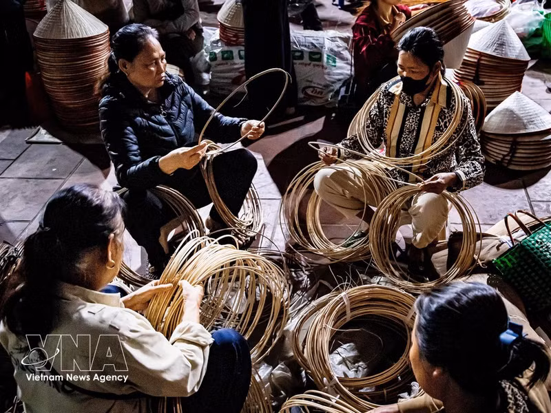Los anillos de bambú se tallan hasta obtener un material muy fino y se doblan formando un círculo, dando forma al sombrero cónico. (Foto: VNA)