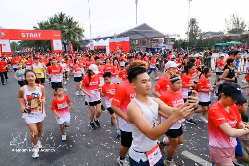 Casi 8.000 corredores participan en el AirAsia RedRun Da Nang 2026. (Foto: VNA)