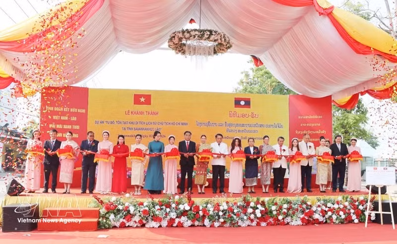 Representantes de ambos países cortan la cinta para inaugurar el proyecto de restauración y renovación del Sitio Histórico del Presidente Ho Chi Minh en la provincia de Savannakhet. (Foto: VNA)