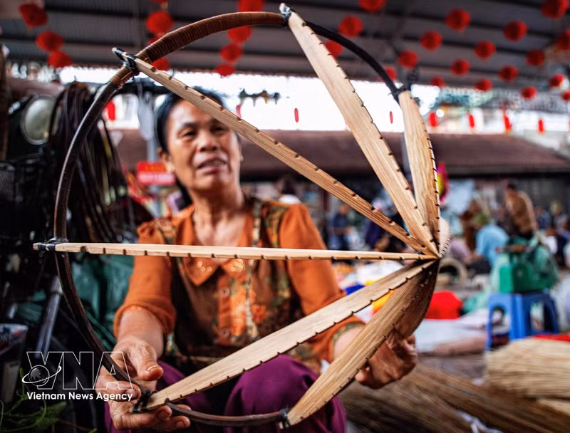 Partiendo de la estructura cónica inicial del sombrero, el artesano realiza secuencialmente muchos pasos, como procesar las hojas, dar forma a los anillos, hilar el sombrero, coserlo, insertar el relleno y ensamblar el ala. (Foto: VNA)