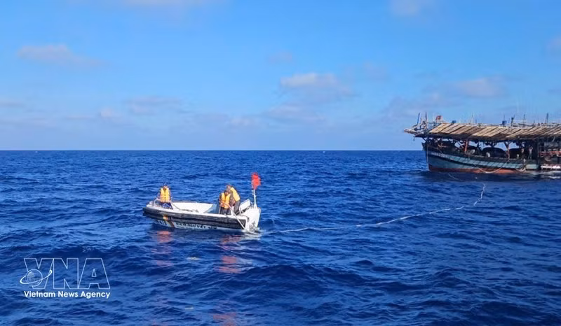 Rescatan a 36 pescadores de Quang Ngai a la deriva en zona especial de Truong Sa. (Foto: VNA)