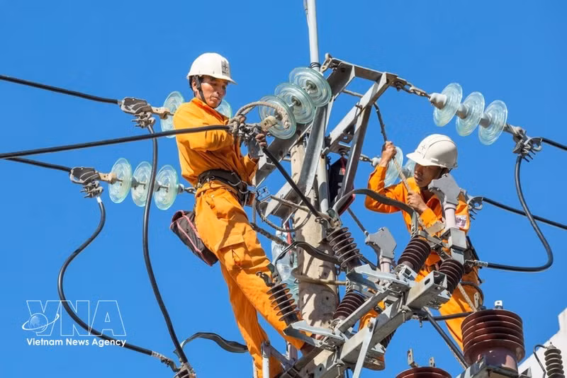 Inspección y reparación de líneas eléctricas para garantizar un suministro eléctrico seguro y continuo en las provincias centrales. (Foto: VNA)