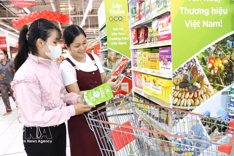 Consumidores en el supermercado GO! (Foto: VNA)