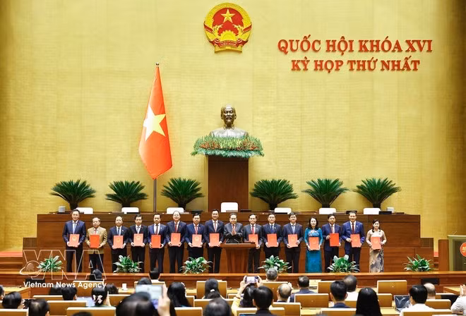 El presidente de la Asamblea Nacional, Tran Thanh Man, presenta la resolución que aprueba la ratificación a los jefes de las delegaciones de la Asamblea Nacional. (Foto: VNA)