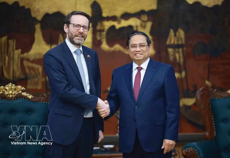 El primer ministro de Vietnam, Pham Minh Chinh, y el embajador del Reino Unido de Gran Bretaña e Irlanda del Norte en Vietnam, Iain Frew. (Foto: VNA)