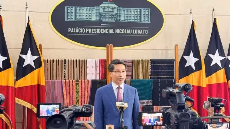El encargado de negocios vietnamita en Timor Oriental, Pham Binh Dam, responde a las preguntas de la prensa local. (Foto proporcionada por la Embajada de Vietnam en Timor Oriental)