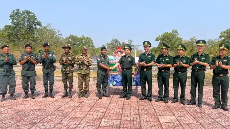 El Puesto de Guardia Fronteriza del paso fronterizo de Dak Rue felicita y entrega obsequios a las fuerzas camboyanas de protección fronteriza.
