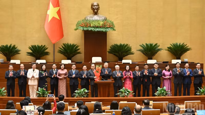 El secretario general del PCV, To Lam, en representación de los diputados de la Asamblea Nacional de la XVI legislatura, entrega flores de felicitación al presidente de la Asamblea Nacional, Tran Thanh Man, a los vicepresidentes y a los miembros del Comité Permanente. (Foto: Duy Linh)