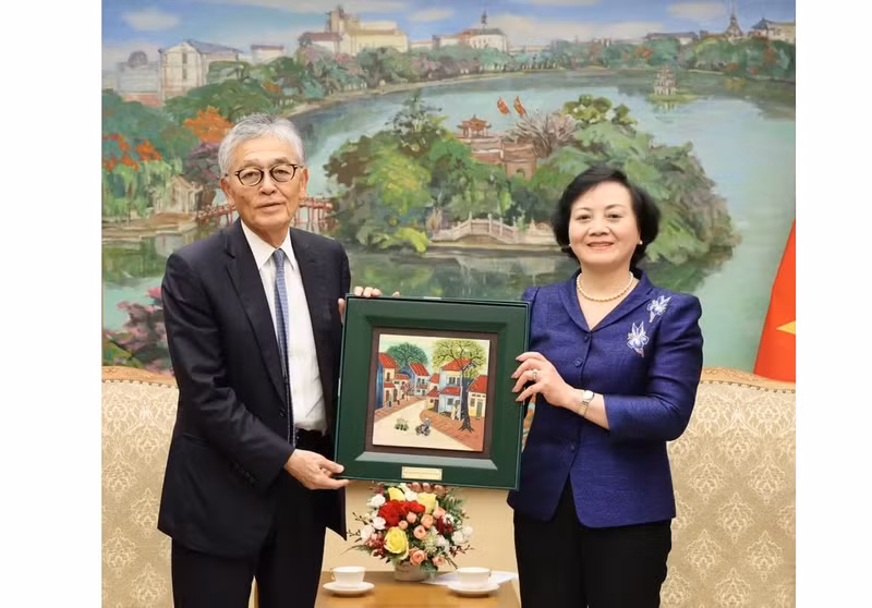 La viceprimer ministra vietnamita Pham Thi Thanh Tra recibe a Honna Hitoshi, presidente y director general de Erex, una de las principales empresas de energía de biomasa de Japón. (Foto: VGP)