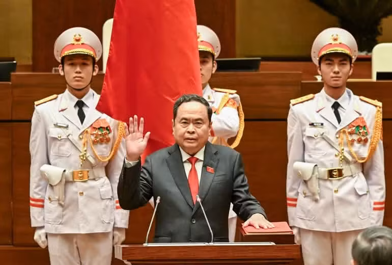 El presidente de la Asamblea Nacional de la XVI legislatura, Tran Thanh Man, presta juramento. (Foto: Nhan Dan)