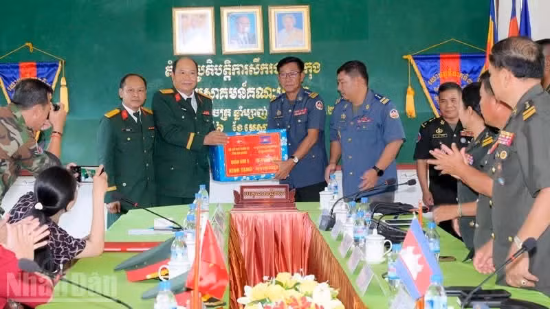 El grupo felicita y entrega obsequios a la Subregión Militar de la provincia de Koh Kong.