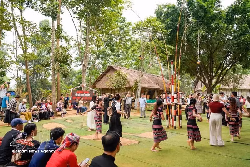 Intercambio cultural en el espacio de la etnia Bana en la Aldea de Cultura y Turismo de las Nacionalidades de Vietnam, en Hanói. (Foto: VNA)
