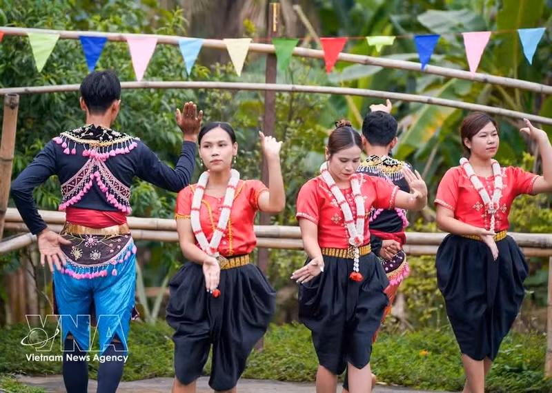 Actividad cultural en el espacio de la etnia Khmer en la Aldea de Cultura y Turismo de las Nacionalidades de Vietnam, en Hanói. (Foto: VNA)