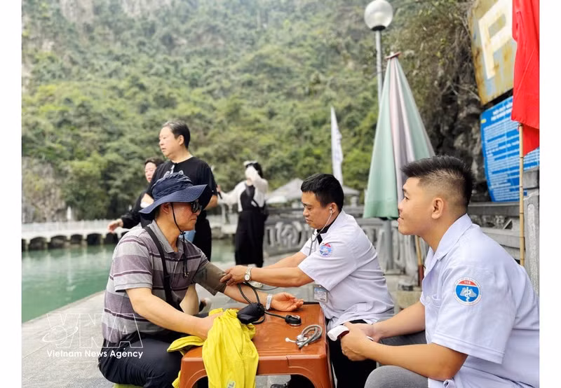 Chequeo de salud para turistas extranjeros en Quang Ninh. (Foto: VNA)