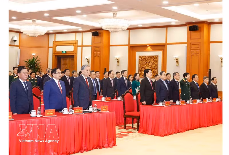El secretario general del Partido Comunista de Vietnam, To Lam, y los delegados realizan la ceremonia de saludo a la bandera. (Foto: VNA)