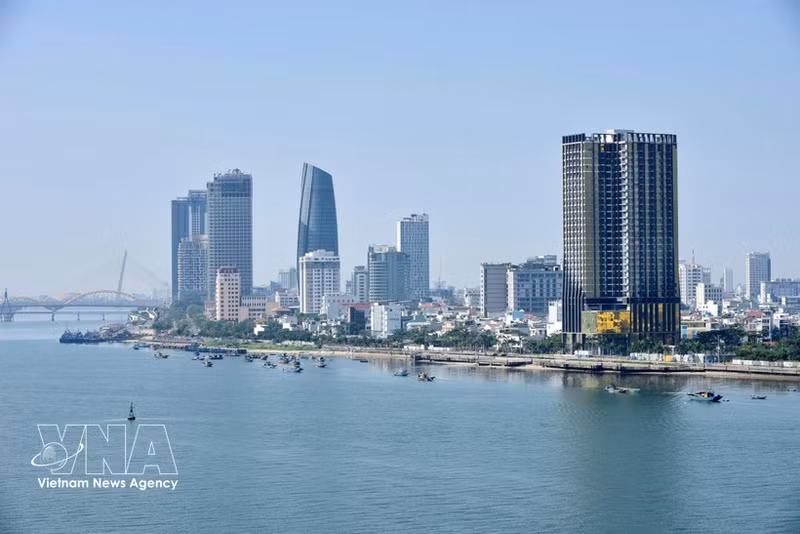 Muchas empresas privadas están invirtiendo en los sectores de servicios e inmobiliario en Da Nang. (Foto: VNA)