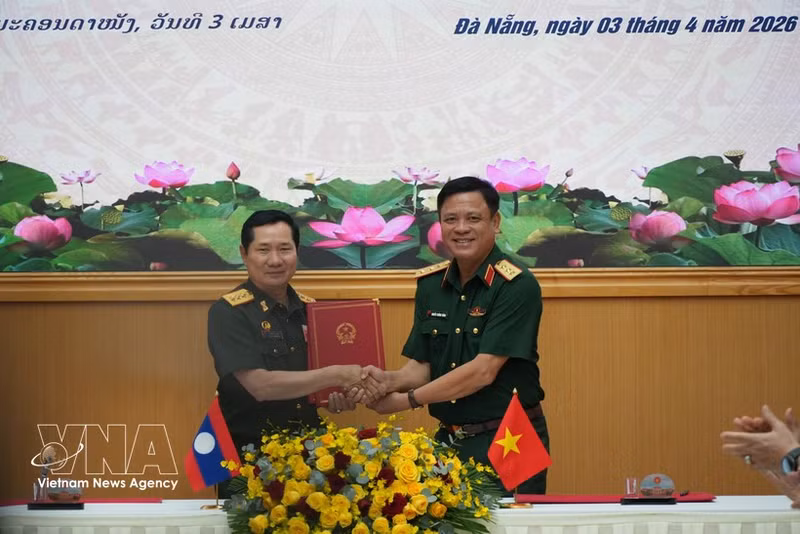 El coronel general Nguyen Truong Thang, viceministro de Defensa de Vietnam, (derecha) y su homólogo laosiano, coronel general Saichay Kommasith, intercambian el acta de diálogo. (Foto: VNA)