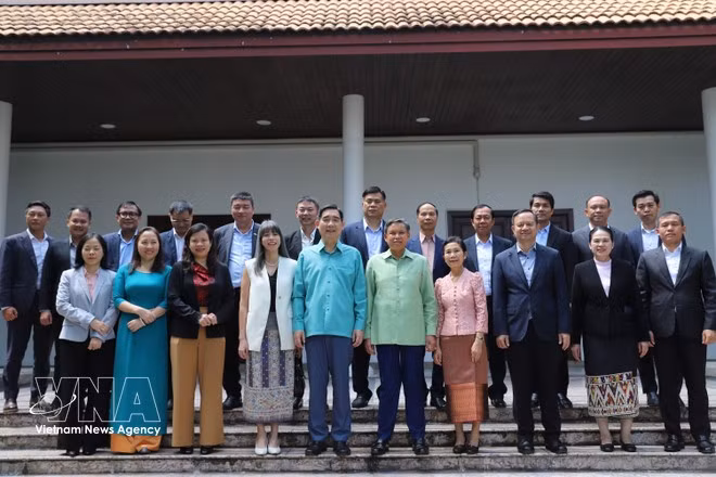 Los empleados de las dos embajadas. (Foto: VNA)