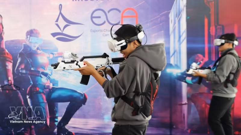 Estudiantes experimentan juegos de realidad virtual. (Foto: VNA)