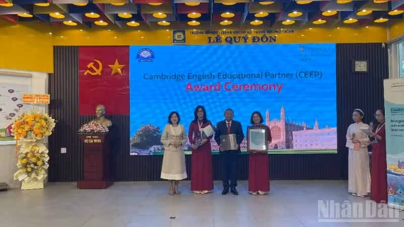 La escuela primaria, secundaria y de bachillerato Le Quy Don ha recibido la certificación de socio educativo de Cambridge English.