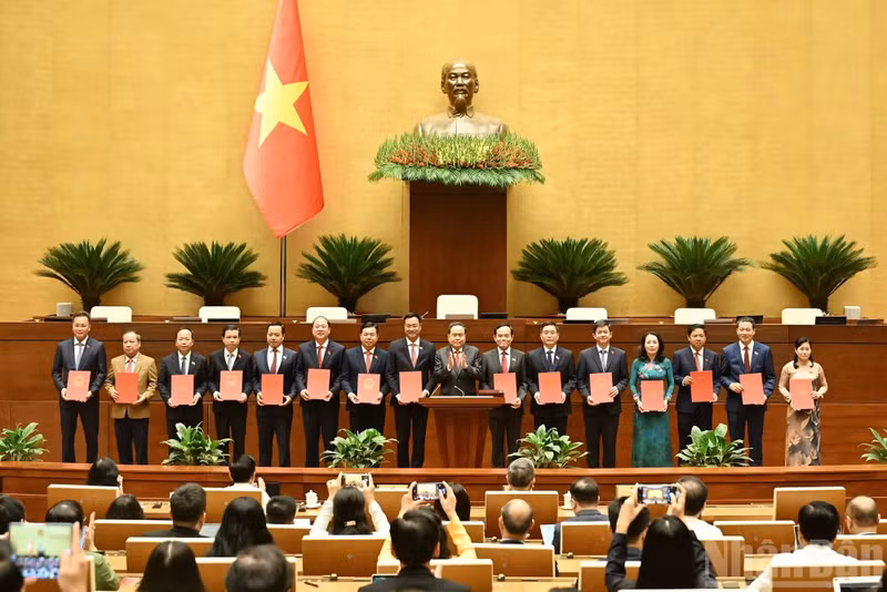 El presidente de la Asamblea Nacional, Tran Thanh Man, entrega la resolución de ratificación a los jefes de las delegaciones de diputados. (Foto: Duy Linh)