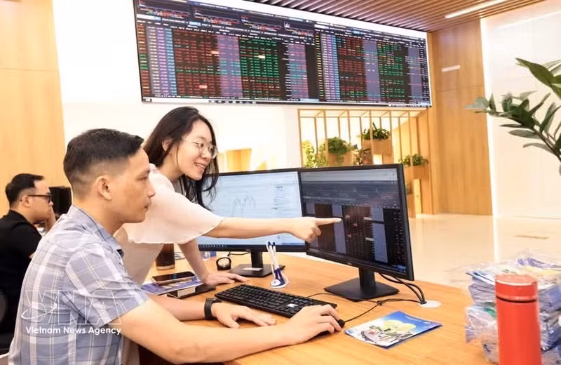 Clientes realizan transacciones en la sede de la empresa Bao Viet en Hanói. (Foto: VNA)