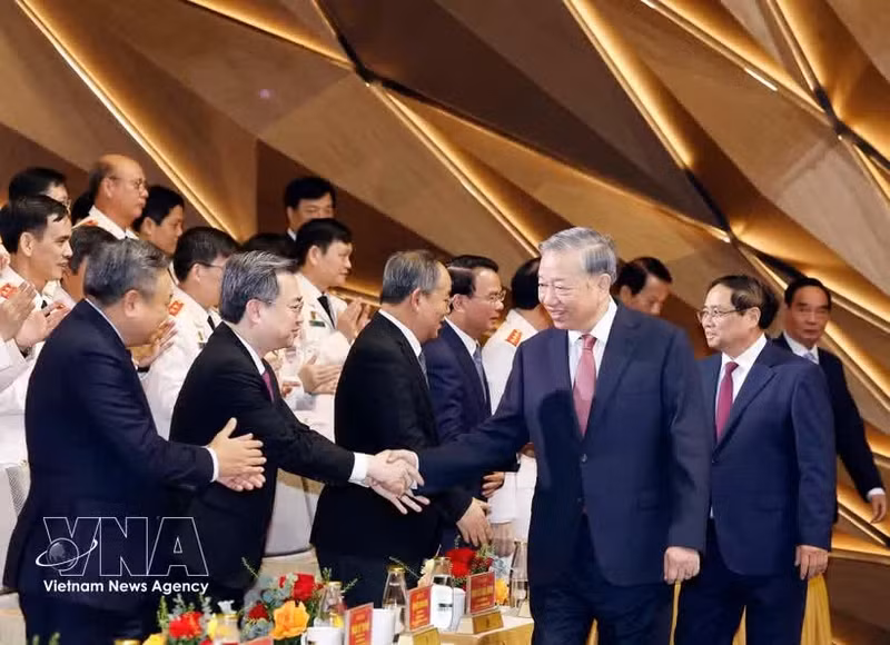 El secretario general del Partido Comunista de Vietnam y presidente de la República, To Lam, y los delegados en la cita. (Foto: VNA)