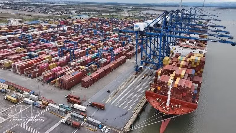 Actividades de carga y descarga de mercancías de exportación en el puerto internacional de contenedores de Hai Phong, en la localidad de Cat Hai, distrito de Cat Hai, ciudad de Hai Phong. (Foto: VNA)