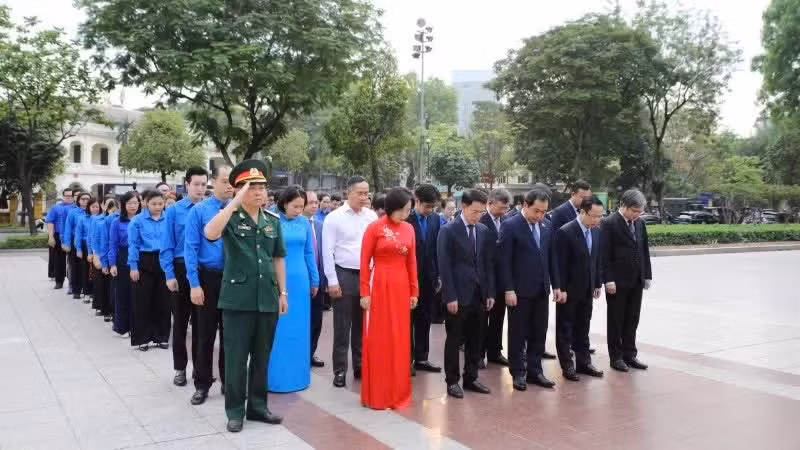 Los delegados rinden homenaje con profundo respeto a los grandes méritos de V. I. Lenin.
