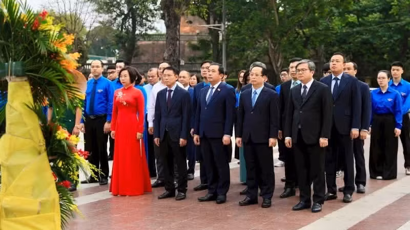 Delegación de Hanói deposita ofrendas florales ante la estatua de V. I. Lenin.