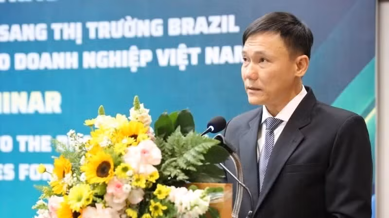 Le Anh Hoang, subdirector del Centro de Promoción del Comercio y la Inversión de Ciudad Ho Chi Minh, habla en el evento.