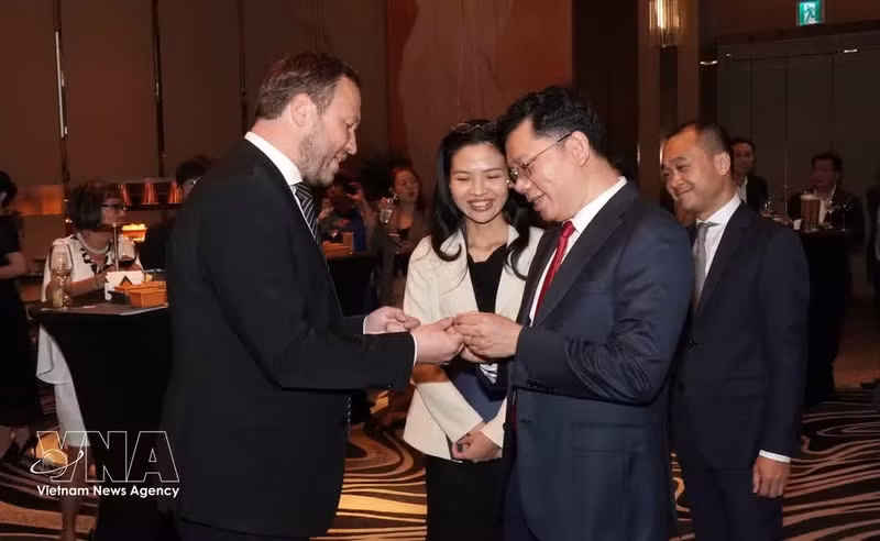 Hoang Nguyen Dinh, vicepresidente del Comité Popular de Ciudad Ho Chi Minh, conversa con el ministro de Asuntos Exteriores de Estonia, Margus Tsahkna, habla en el evento. (Foto: VNA)