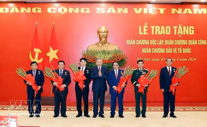 El secretario general del Partido Comunista de Vietnam, To Lam, otorga la Orden de Independencia de primera clase al primer ministro Pham Minh Chinh; y la Orden de Mérito Militar de primera clase al presidente de Estado, Luong Cuong, y otros funcionarios. (Foto: VNA)
