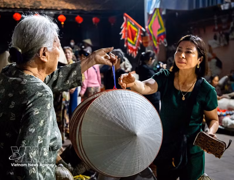 Los sombreros terminados tienen un precio que oscila entre 40.000 y 150.000 dongs (un dólar equivale a 26 mil dongs), dependiendo de la calidad del producto. (Foto: VNA)