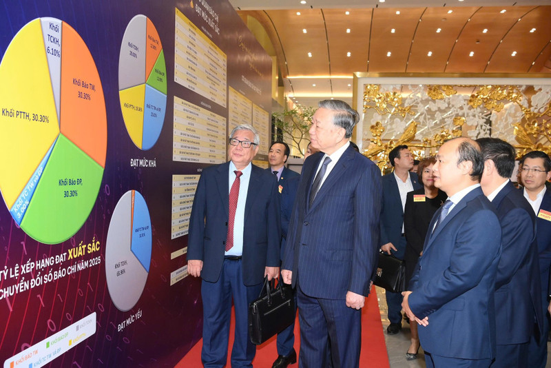 El secretario general del Partido Cojmunista de Vietnam, To Lam, visita hoy el área de exhibición que muestra los logros de la transformación digital de las agencias de prensa. 