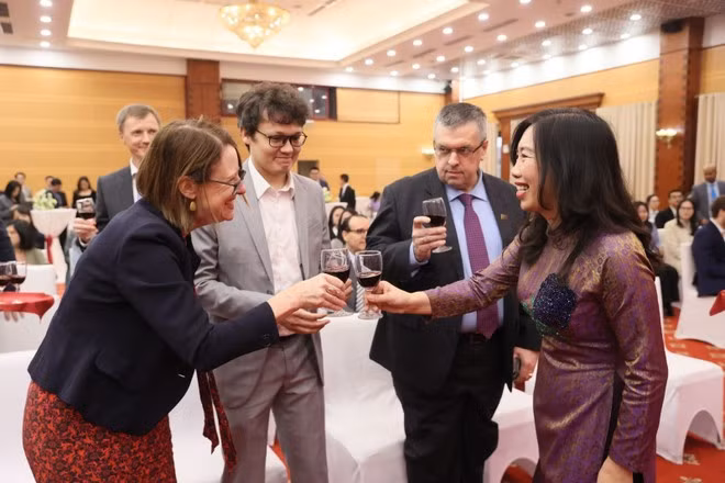 La viceministra de Relaciones Exteriores Le Thi Thu Hang y delegados. (Foto: VNA)