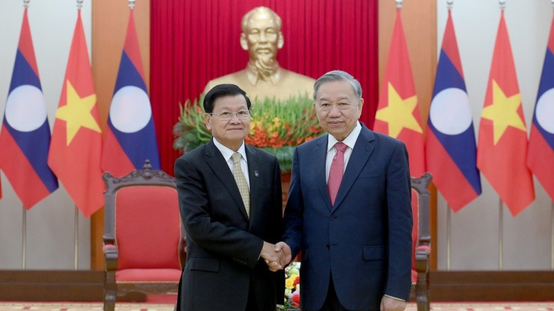 El secretario general del Partido Comunista de Vietnam, To Lam, se reunió con el secretario general del Partido Popular Revolucionario de Laos y presidente de ese país, Thongloun Sisoulith, en ocasión de la ceremonia de firma de la Convención de las Naciones Unidas contra la Ciberdelincuencia, en Hanói. (Foto: DANG KHOA)
