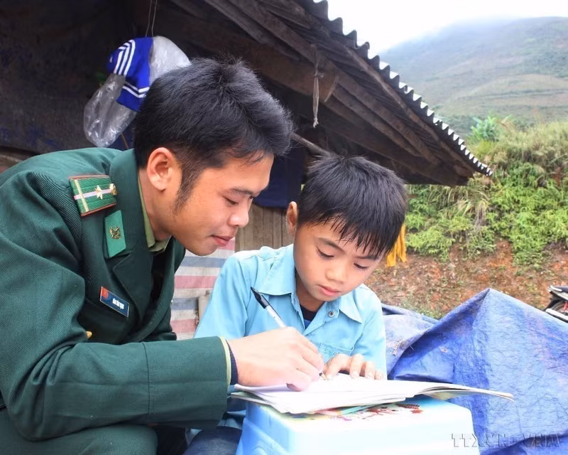 Guardias fronterizos de la provincia de Cao Bang apoyan a numerosos niños de familias pobres mediante el programa “Acompañando a los niños a la escuela”. (Foto: VNA)