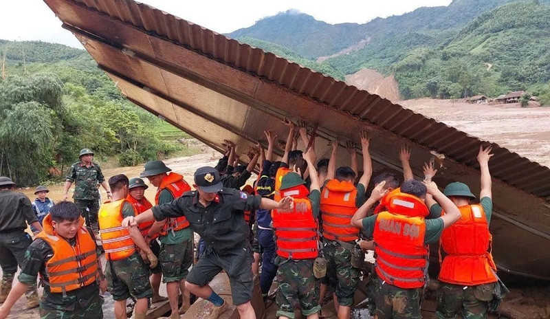 Las fuerzas del Ejército buscan a las víctimas desaparecidas por un deslizamiento de tierra en la aldea Nu, comuna de Phuc Khanh, distrito de Bao Yen (Lao Cai). (Foto: VNA)