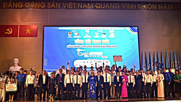 Los ganadores del primer premio y el comité organizador se toman una foto de recuerdo. 