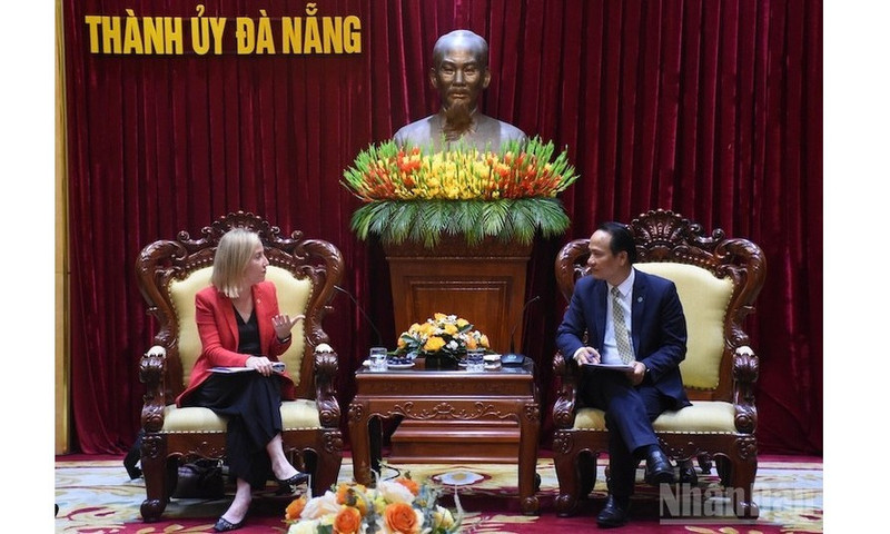 Nguyen Dinh Vinh, miembro ejecutivo del Comité del Partido Comunista de Vietnam en Da Nang, recibe a Melissa A. Brown, nueva cónsul general de Estados Unidos en Ciudad Ho Chi Minh.