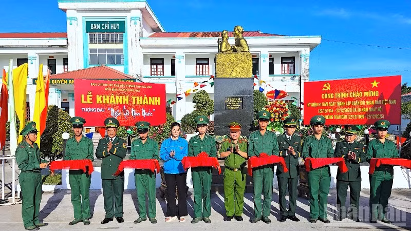 En el acto inaugural del monumento. 