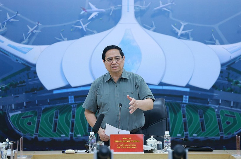 El primer ministro de Vietnam, Pham Minh Chinh, en la reunión con representantes de las fuerzas de construcción del Aeropuerto Internacional de Long Thanh. (Foto: VNA)