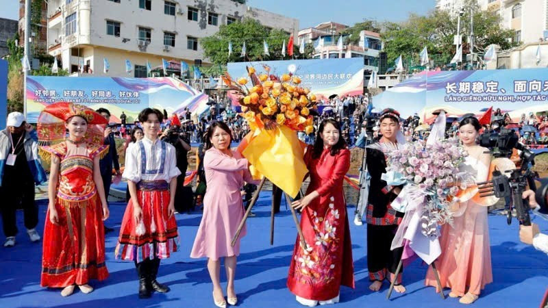 En el encuentro de canto a dúo en el río fronterizo entre jóvenes de Mong Cai y Dongxing. 