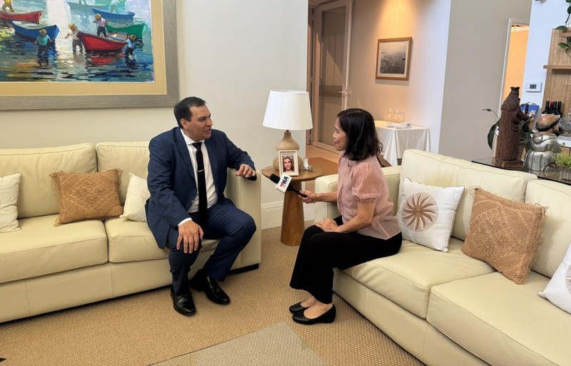 El ministro de la Secretaría de Políticas Lingüísticas, Javier Viveros, en la entrevista. (Foto: VNA)